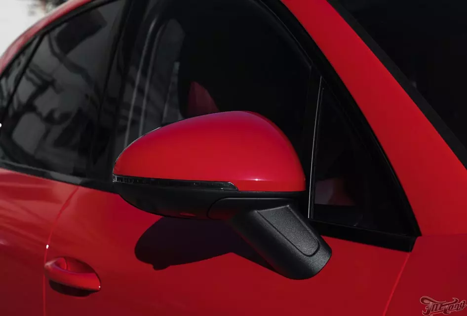Porsche Macan. Оклейка кузова в красный глянец.
